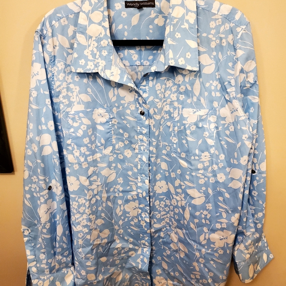 Wendy Williams NWOT floral blouse. Has snap and button closures. Like new!